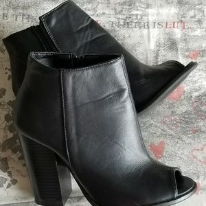 Peep toe bootie